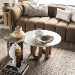 LoopStone salontafel in modern interieur met natuurlijk mangohout en marmer accent