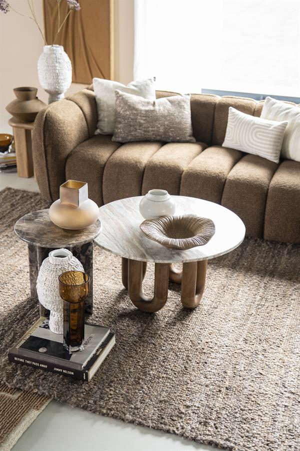 LoopStone salontafel in modern interieur met natuurlijk mangohout en marmer accent