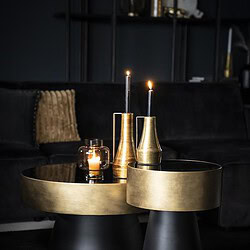 Luxuriöse Beistelltische mit goldfarbenen Details und Kerzen – perfekt für ein stilvolles Wohnzimmer.
