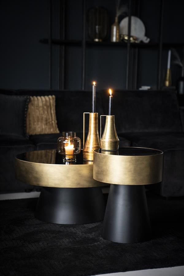 Luxuriöse Beistelltische mit goldfarbenen Details und Kerzen – perfekt für ein stilvolles Wohnzimmer.