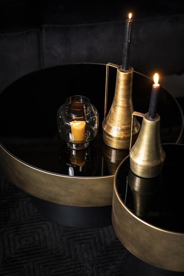Zwei stilvolle goldene Beistelltische mit Kerzen – perfekt für eine gemütliche und luxuriöse Atmosphäre in deinem Zuhause.