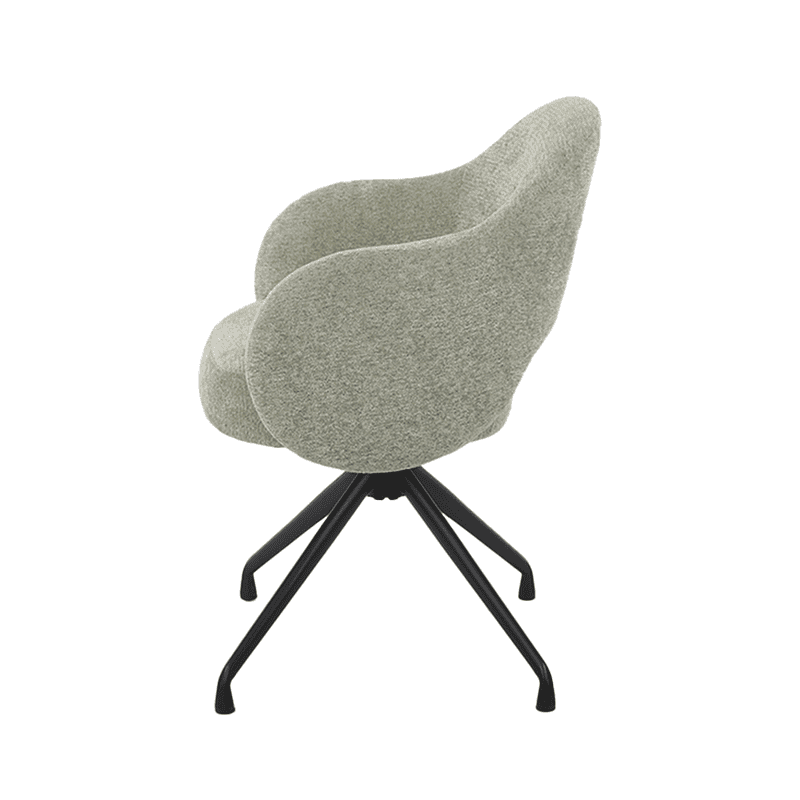 Moderne Mokana stoel met zachte bekleding en zwarte metalen poten, perfect voor een stijlvolle en comfortabele zithoek.