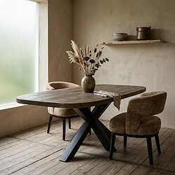 Donny eettafel van teakhout met een Deense ovaalvorm, gecombineerd met comfortabele stoffen stoelen, perfect voor een gezellige eetkamer.