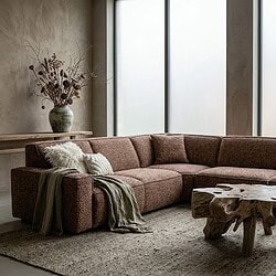 Hoekbank Camila in een modern interieur met natuurlijke tinten en comfortabele kussens. Perfect voor gezellige zithoekjes en stijlvolle woonruimtes.