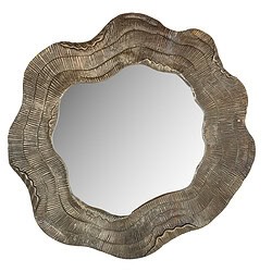 Antieke houten spiegel met een onregelmatige, natuurlijke rand voor een rustieke uitstraling. Perfect als decoratief element in woonkamer of slaapkamer.