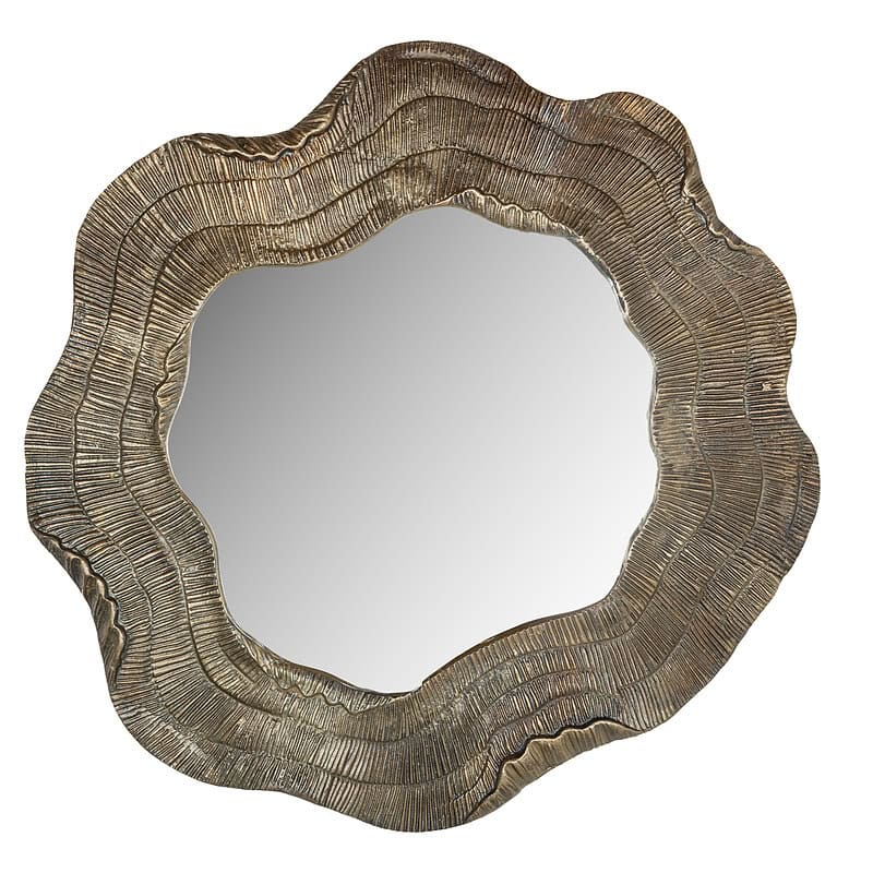 Antieke houten spiegel met een onregelmatige, natuurlijke rand voor een rustieke uitstraling. Perfect als decoratief element in woonkamer of slaapkamer.