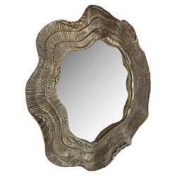 Decoratieve houten spiegel met een rustieke, natuurlijke rand en een helder spiegeloppervlak, perfect voor een stijlvolle en warme interieuraccent.