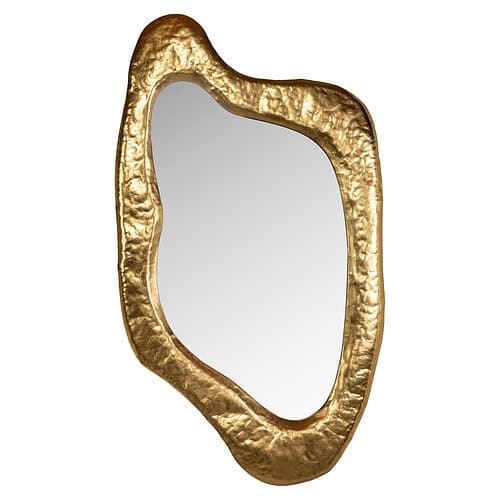 Gouden spiegel met een unieke, artistieke rand in een organische vorm, perfect voor moderne interieurdecoratie.