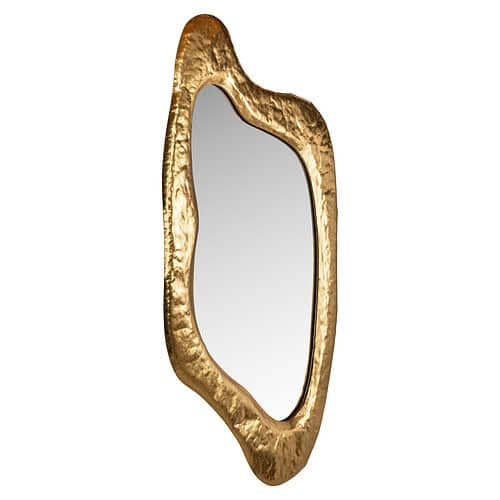 Elegante gouden spiegel met een artistieke, golvende rand, perfect als decoratief element in moderne interieurs.