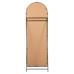 Gouden spiegel Laurine met standaard geplaatst in elegante slaapkamer interieur