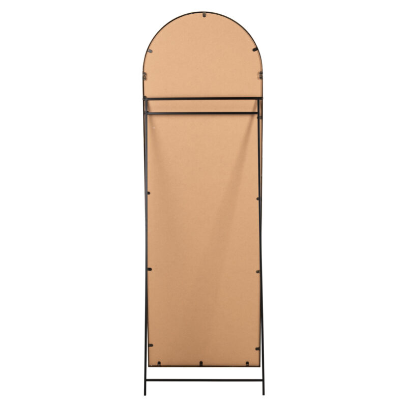 Gouden spiegel Laurine met standaard geplaatst in elegante slaapkamer interieur