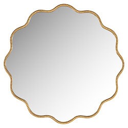 Elegante gouden spiegel met een sierlijke, gedetailleerde rand, perfect voor een luxe interieur. Ideaal voor slaapkamers, hallen of als decoratief accent in elke ruimte.