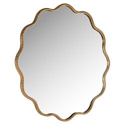 Elegante gouden spiegel met een sierlijke, gedetailleerde rand, perfect voor een luxe interieur. Een stijlvolle decoratie die elke ruimte verfraait en een gevoel van verfijning toevoegt.