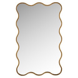 Elegante gouden spiegel met een sierlijke, gedetailleerde rand, perfect voor een klassieke of luxe interieurstijl. Geschikt voor woonkamer, slaapkamer of hal.