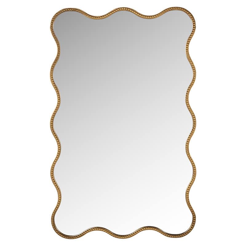 Elegante gouden spiegel met een sierlijke, gedetailleerde rand, perfect voor een klassieke of luxe interieurstijl. Geschikt voor woonkamer, slaapkamer of hal.