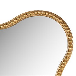 Detail van een luxe spiegel met een gouden sierlijst, perfect voor elegante interieurdecoratie en stijlvolle woonkamers.