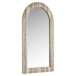 Spiegel Calvo met een frame in grijs faux travertijn, perfect voor moderne interieurs en decoratie. Een stijlvolle en functionele spiegel die ruimte en licht toevoegt aan elke kamer.