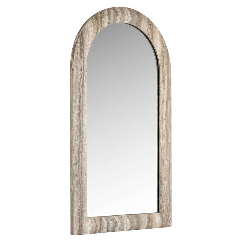 Spiegel Calvo met een frame in grijs faux travertijn, perfect voor moderne interieurs en decoratie. Een stijlvolle en functionele spiegel die ruimte en licht toevoegt aan elke kamer.