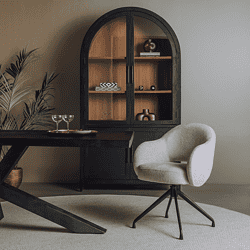 Een elegant interieur met een zwart houten kast en een comfortabele, lichtgrijze bureaustoel in een moderne woonruimte.
