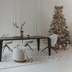 Een stijlvolle eettafel met comfortabele moderne stoelen in een lichte, minimalistische eetkamer, versierd met een kerstboom voor de feestdagen.