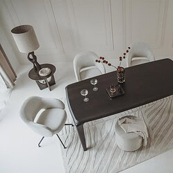Moderne eettafel met witte stoelen, stijlvolle decoraties en een minimalistisch interieur voor een elegante eetruimte.
