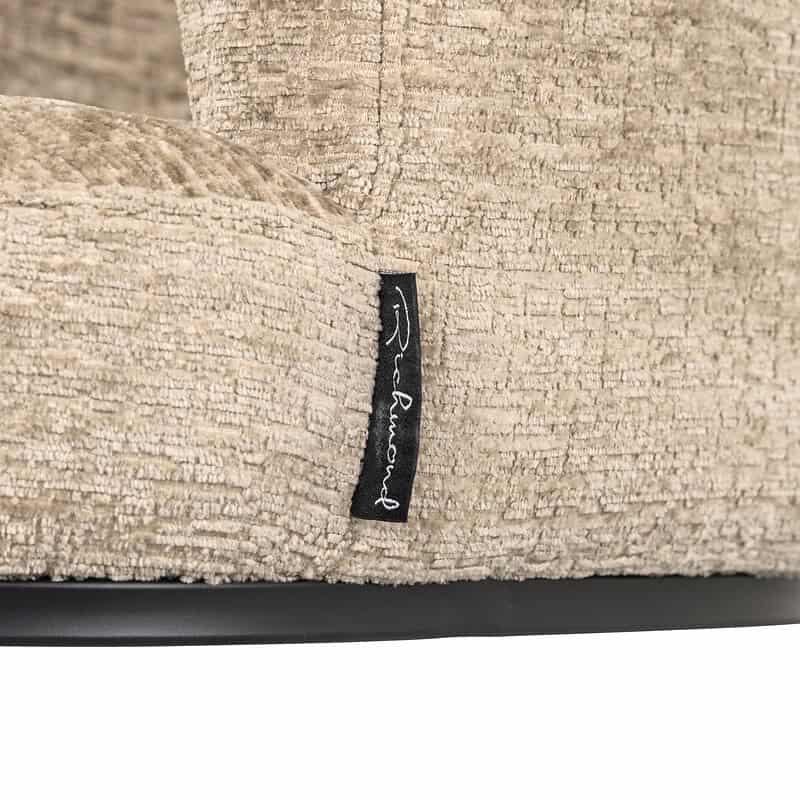 Close-up van de Cheyenne desert fusion eetkamerstoel met swivelfunctie en brandvertragende bekleding, ideaal voor een stijlvolle en veilige eetkamer.