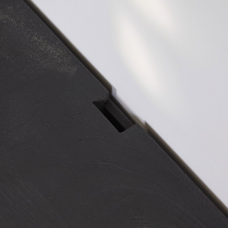 Close-up van het zwevende tv meubel Vision in zwart mangohout, 280 cm breed, met een moderne uitstraling en strakke afwerking.