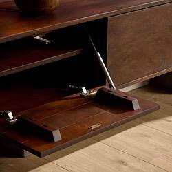 Zwevend tv meubel in mangohout met uitschuifbare lade en modern design, perfect voor een strakke woonkamer.