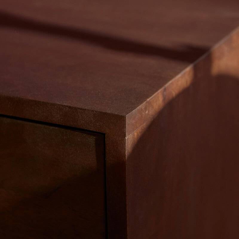 Close-up van het zwevende tv meubel Vision in bruin mangohout, met een focus op de hoek en de afwerking, perfect voor moderne woonkamers.