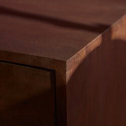 Close-up van het zwevende tv meubel Vision in bruin mangohout, met een focus op de houtstructuur en afwerking. Perfect voor een moderne woonkamer met een natuurlijke uitstraling.