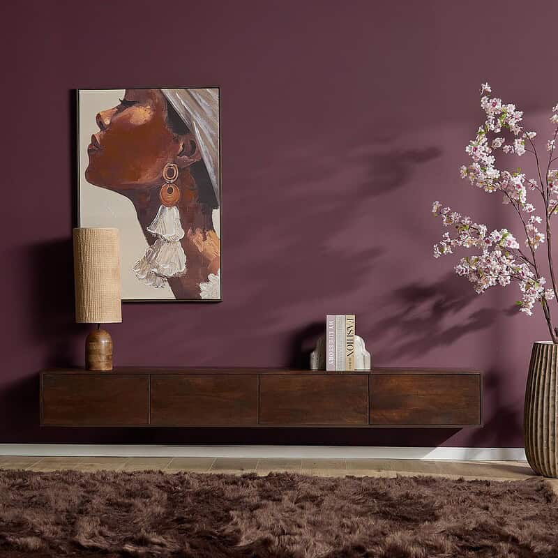 Modern zwevend tv meubel in bruin mangohout, 240 cm breed, perfect voor een eigentijdse woonkamer. Gemaakt van duurzaam mangohout met een strakke, minimalistische uitstraling.