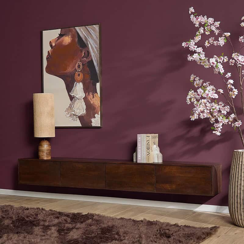 Zwevend tv meubel in bruin mangohout, 240 cm breed, met een modern en minimalistisch ontwerp, perfect voor een eigentijdse woonkamer.