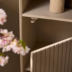 Modernes Madison-Bücherregal in Sandfarbe mit offenen Fächern und einer Schublade – perfekt zum Ordnen von Büchern und Dekoartikeln in deinem Wohnzimmer oder Arbeitszimmer.