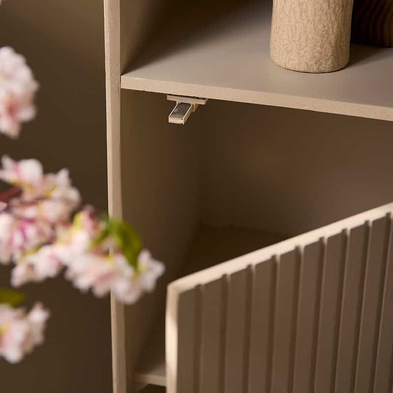 Modernes Madison-Bücherregal in Sandfarbe mit offenen Fächern und einer Schublade – perfekt zum Ordnen von Büchern und Dekoartikeln in deinem Wohnzimmer oder Arbeitszimmer.