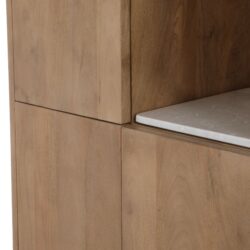 Beige marmeren inlegplank geplaatst in Dallas vakkenkast van mangohout