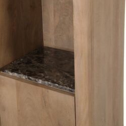 Twee marmeren inlegplanken geplaatst in Dallas vakkenkast naturel interieur