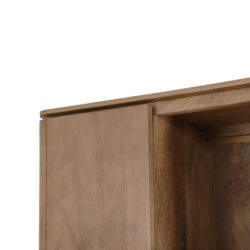 Vakkenkast Dallas naturel mangohout ingericht met accessoires en decoratie