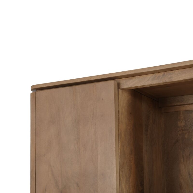 Vakkenkast Dallas naturel mangohout ingericht met accessoires en decoratie