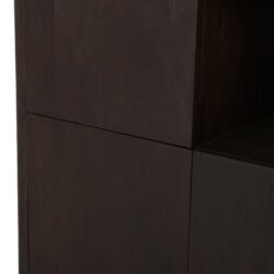 Bovenkant detail van de bruine manghouten vakkenkast XL Dallas 200 cm hoog