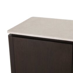 Beige marmeren bovenblad op Dallas dressoir in warm interieur met mangohout