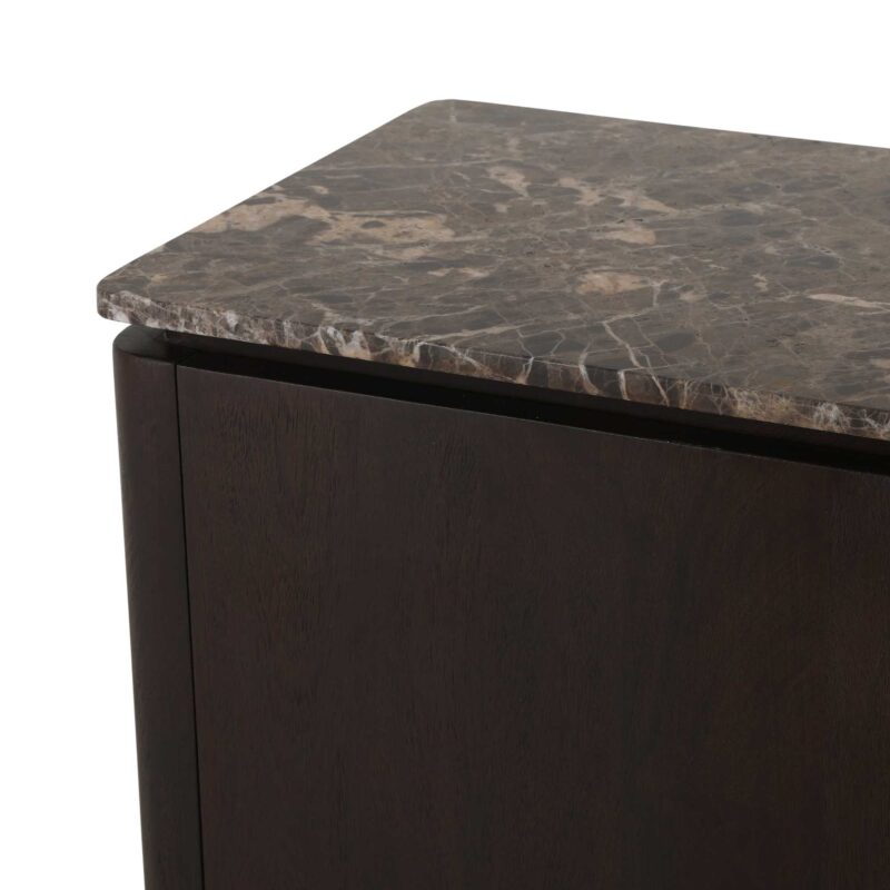 Marmeren bovenblad Dallas bruin op dressoir in warm interieur