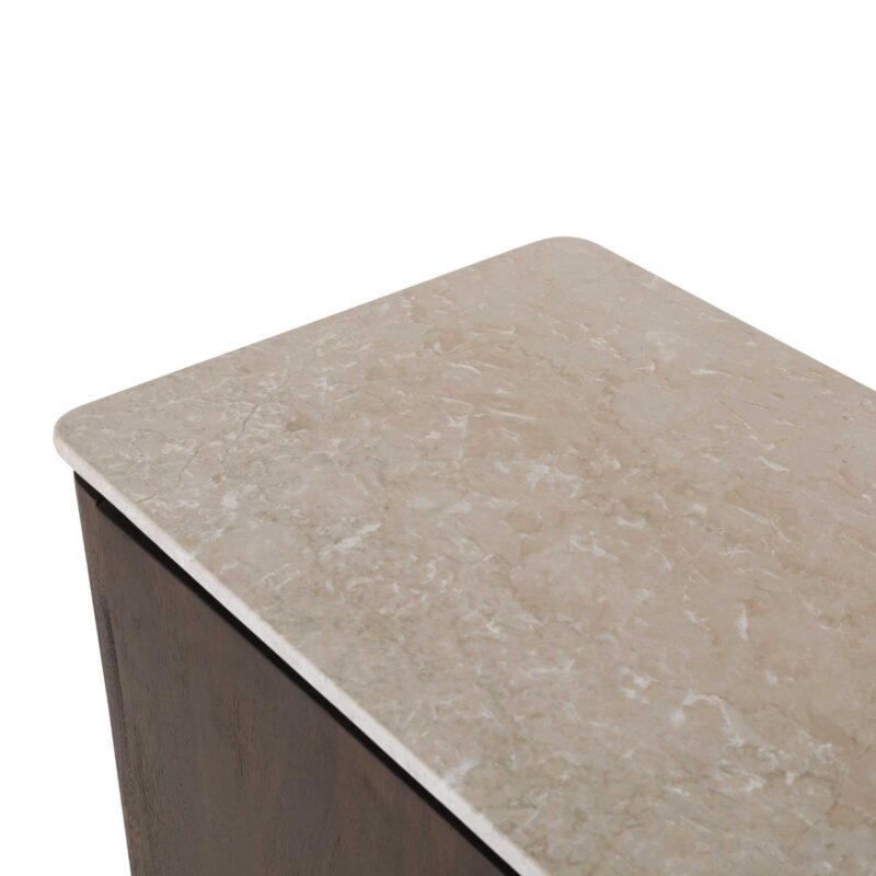 Beige marmeren bovenblad op Dallas dressoir in warm interieur