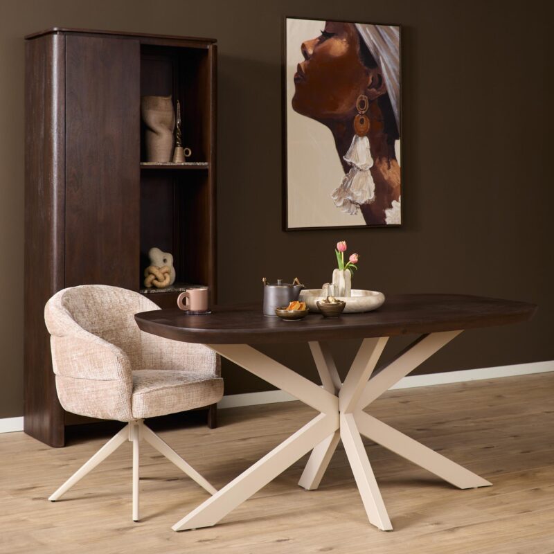Eettafel Madison Brown, ovale eetkamertafel met mangohouten blad en sand-finish poot