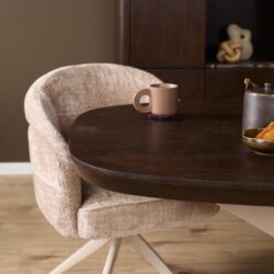 Eettafel Madison Brown in een interieur, met stoelen en lamp
