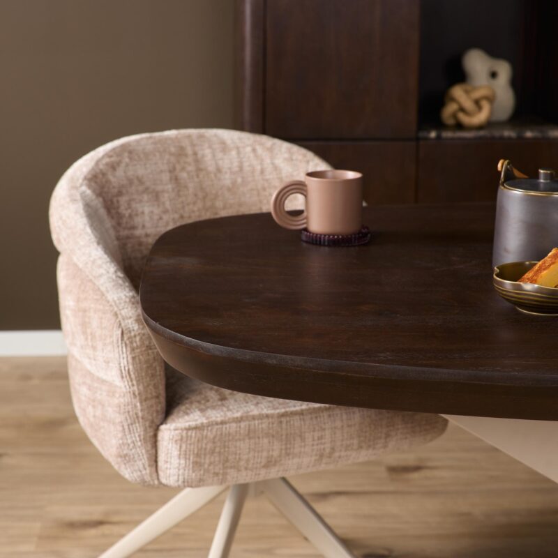Eettafel Madison Brown in een interieur, met stoelen en lamp