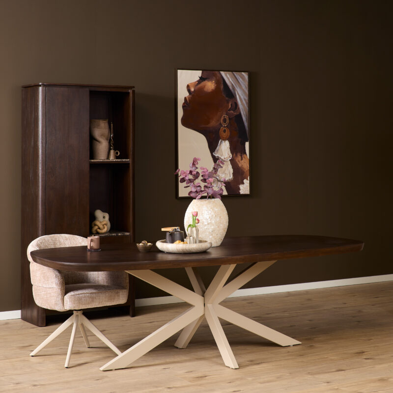 Eettafel Madison Brown, ovale eetkamertafel met mangohouten blad en sand-finish poot