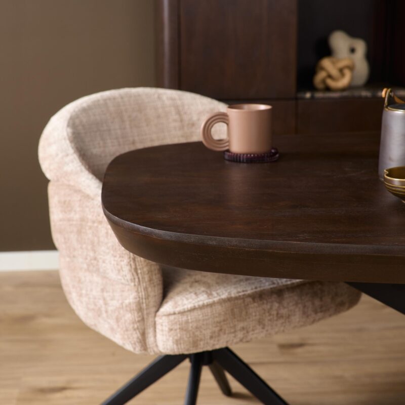 Eettafel Madison Brown vanaf onder, bruine tafelblad en zwarte poot