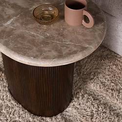 Bijzettafel Noel van Mokana met marmeren blad en houten onderstel, ideaal voor woonkamer of slaapkamer.