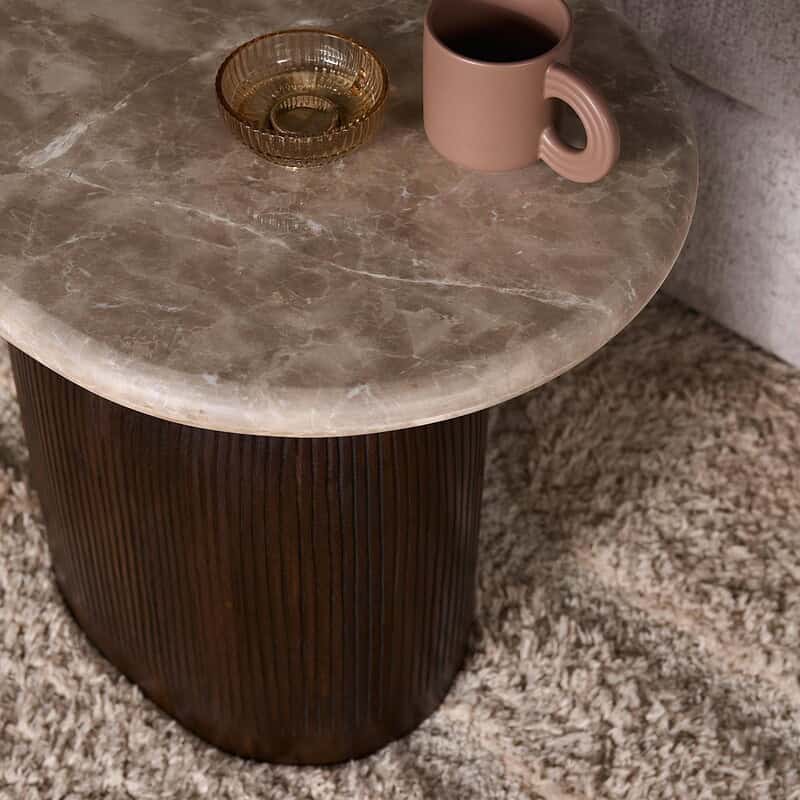 Bijzettafel Noel van Mokana met marmeren blad en houten onderstel, ideaal voor woonkamer of slaapkamer.