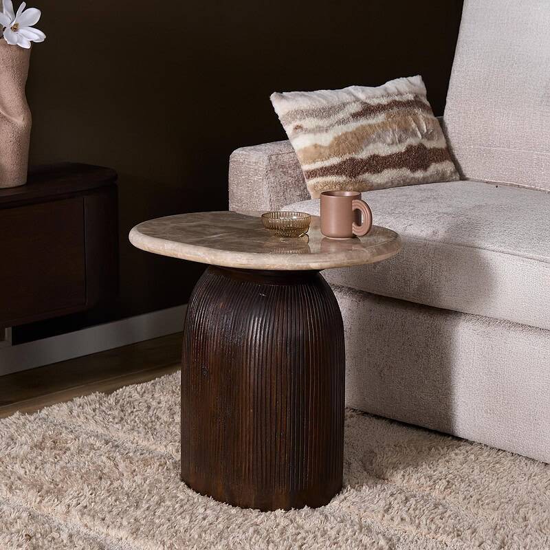 Moderne bijzettafel Noel van 60 cm hoogte met marmeren blad en houten onderstel, perfect voor woonkamer decoratie en functioneel gebruik.